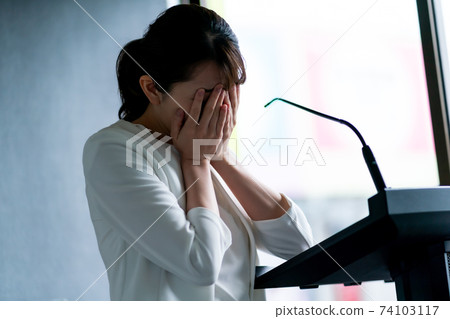 Working women who feel pressure in their presentations 74103117