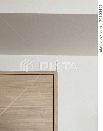 Cracks on the wall caused by the earthquake 74103491