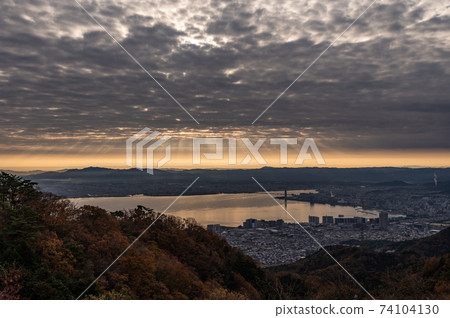 An angel's ladder shining on the city of Otsu and Lake Biwa 74104130