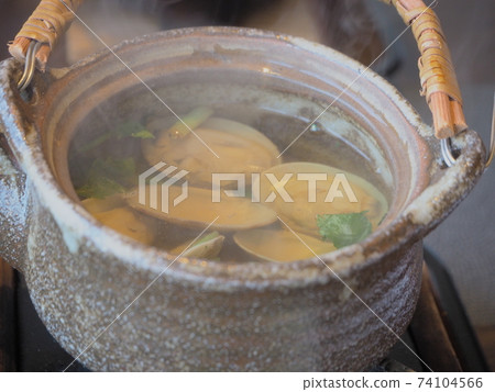 Steamed clams in a clay bottle Steamed clams in a clay bottle 74104566