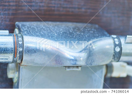 浴缸裡的水淋浴 74106014