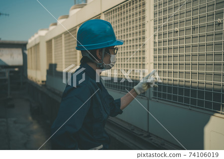 承包商檢查建築物屋頂上的空調設備 74106019