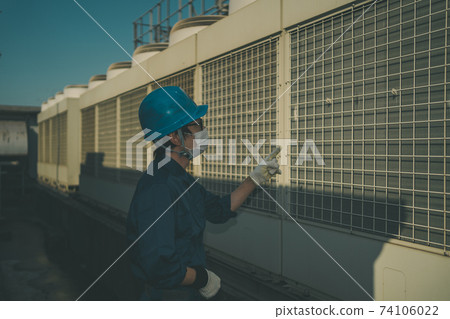 承包商檢查建築物屋頂上的空調設備 74106022