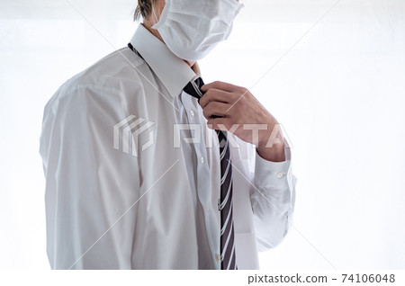 下班後脫下他的領帶的高級商人 下班後脫下他的領帶的高級商人 74106048