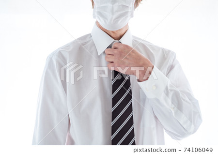 下班後脫下他的領帶的高級商人 下班後脫下他的領帶的高級商人 74106049