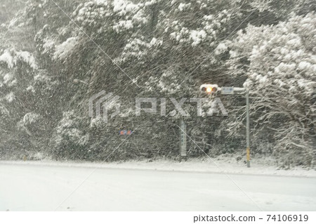 Cold wave invasion Snowstorm Kakuriki field intersection Run with tire chains toward Hagi City 74106919