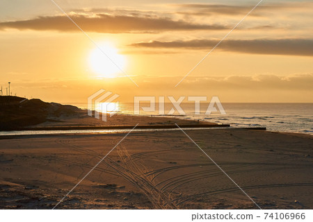 1月從靜岡縣掛川市的海灘到太平洋和朝日 1月從靜岡縣掛川市的海灘到太平洋和朝日 74106966