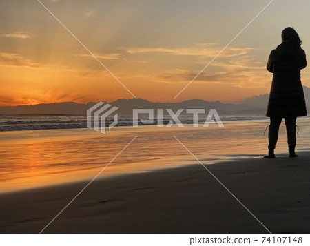 日落和婦女湘南海岸 日落和婦女湘南海岸 74107148
