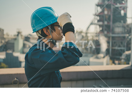 Plant worker 74107508