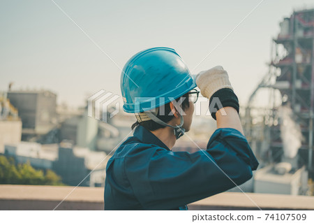 Plant worker 74107509