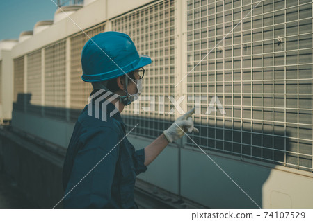 承包商檢查建築物屋頂上的空調設備 74107529