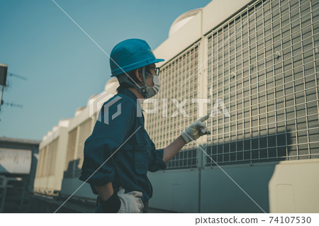 承包商檢查建築物屋頂上的空調設備 74107530