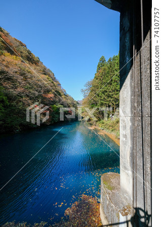 群馬縣秋季志摩田村大壩湖與桃太郎瀑布 74107757