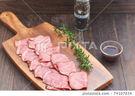 烤牛肉什錦在砧板上 烤牛肉什錦在砧板上 74107834