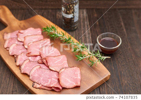 烤牛肉什錦在砧板上 烤牛肉什錦在砧板上 74107835