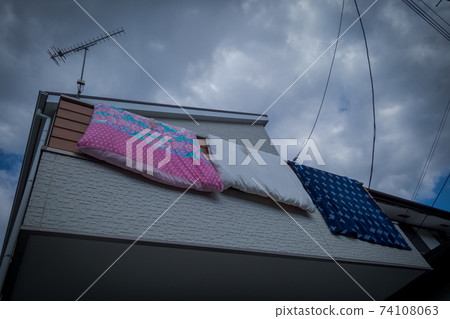 Even though I dried the futon, the direction of the clouds became suspicious 74108063