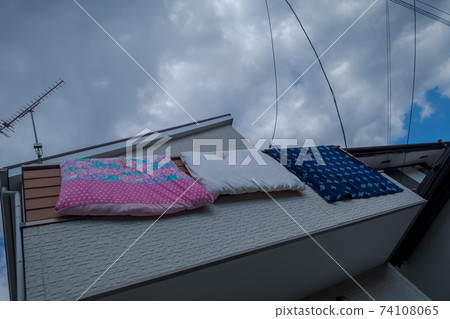 Even though I dried the futon, the direction of the clouds became suspicious 74108065