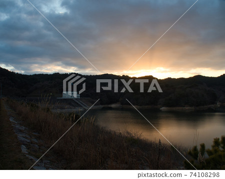 Walk the dam in the early morning sunrise 74108298