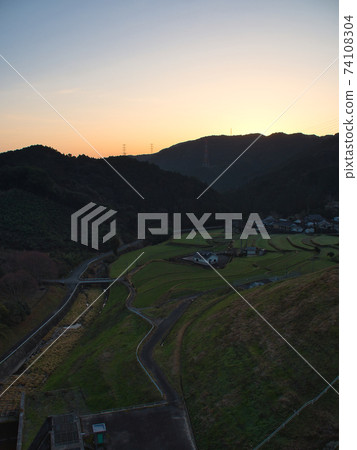 It's sunrise. 74108304