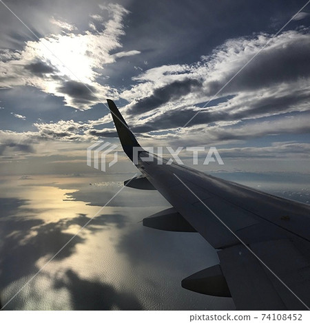 從機艙看到美麗的天空 從機艙看到美麗的天空 74108452