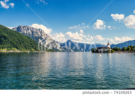 Lake Traunsee with Castle Ort or Orth at Gmunden in Salzkammergut, Austria 74109263