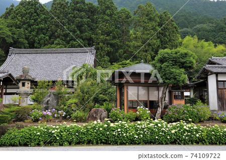 Rinzai sect Myoshinji school: Ariyayama Yugeji Temple, 23 (Ikeda Town, Ibi District, Gifu Prefecture: West foot of Mt. Ikeda) Rinzai sect Myoshinji school: Ariyayama Yugeji Temple, 23 (Ikeda Town, Ibi District, Gifu Prefecture: West foot of Mt. Ikeda) 74109722
