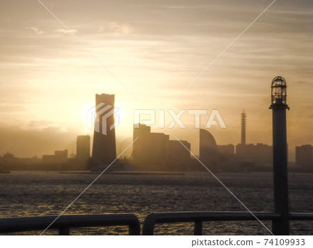 橫濱港從夕陽照亮的地標 74109933