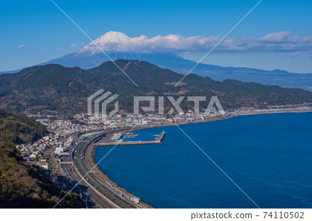 (Shizuoka Prefecture) Mt. Fuji seen from Satta Pass near dusk 74110502