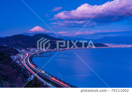 （靜岡縣）黃昏附近從薩塔山口看到的富士山 74111002