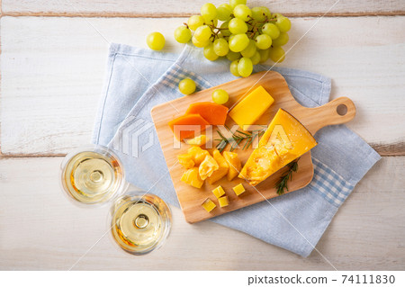 奶酪和白葡萄酒 74111830