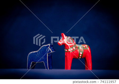 達拉納馬和陶馬在藍色背景 74111957