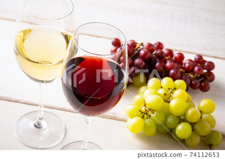 Two glasses of wine and grapes 74112653