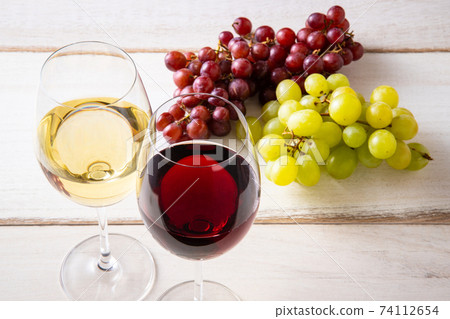Two glasses of wine and grapes 74112654
