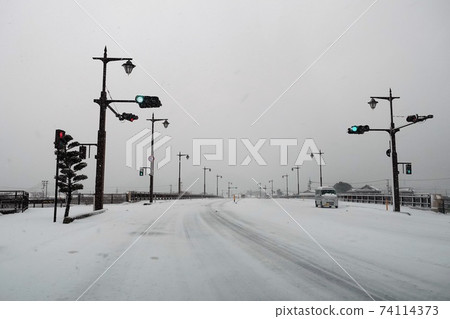 Cold wave invasion Hagi Castle Town in the snow 74114373