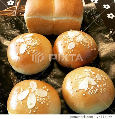 Freshly baked bread 74114966