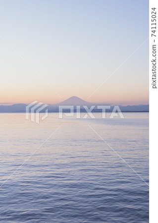 <Kanagawa> Mt. Fuji seen from the Shonan coast 74115024