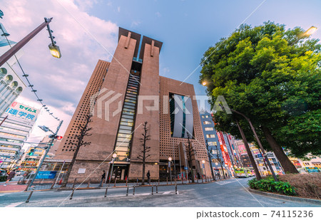 東京池袋（西池袋）和豐島區稅務局（東京都島聯合政府大樓）等城市景觀 74115236