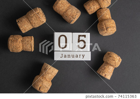 January 5 on the wooden calendar.The fifth day of the winter month, a calendar for the workplace. Winter January 5 on the wooden calendar.The fifth day of the winter month, a calendar for the workplace. Winter 74115363