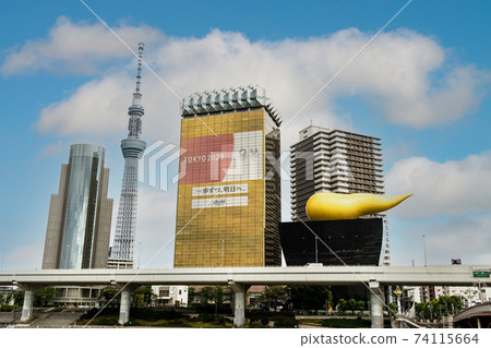 Tokyo Sky Tree and Asahi Breweries Building seen from the Sumida River 74115664