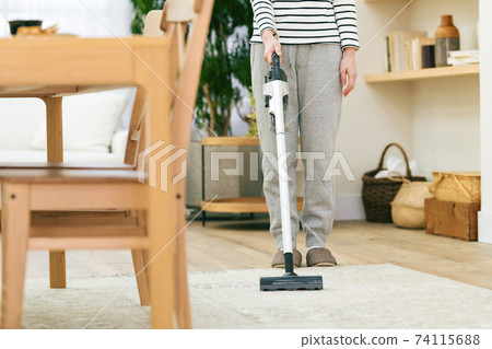 在她的客廳裡吸塵的女人 在她的客廳裡吸塵的女人 74115688