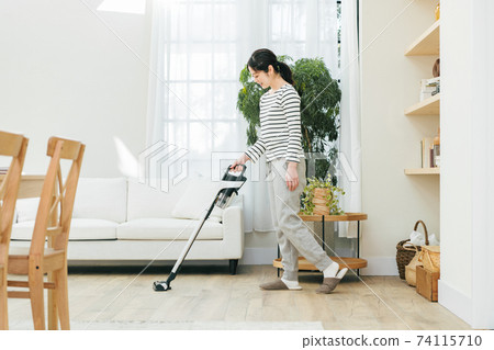 女人在房間裡吸塵 74115710