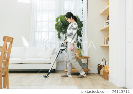 女人在房間裡吸塵 74115711