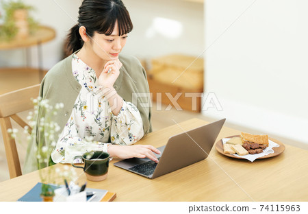 在家遠程辦公的年輕女子 在家遠程辦公的年輕女子 74115963