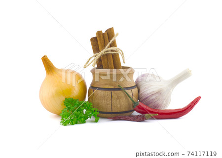 Garlic, parsley, onion, cinnamon and chili pepper 74117119