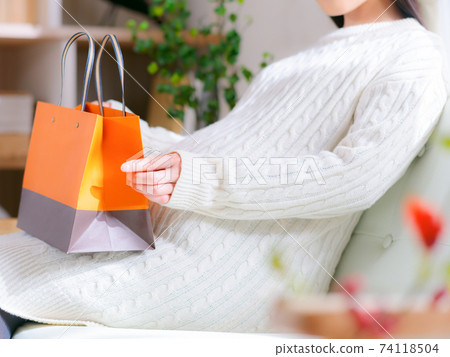 Pregnant woman with a paper bag 4: 3 74118504