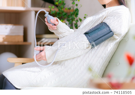Pregnant women who measure blood pressure 74118505