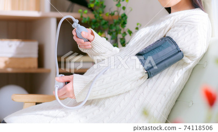 Pregnant woman measuring blood pressure 16: 9 74118506