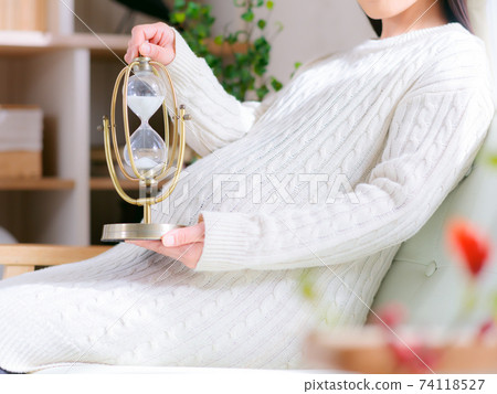 Pregnant woman with an hourglass Scheduled date Remaining time Countdown image 4: 3 Pregnant woman with an hourglass Scheduled date Remaining time Countdown image 4: 3 74118527