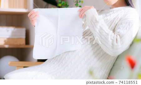 Gauze handkerchief pregnant woman preparing for childbirth 16: 9 Gauze handkerchief pregnant woman preparing for childbirth 16: 9 74118551