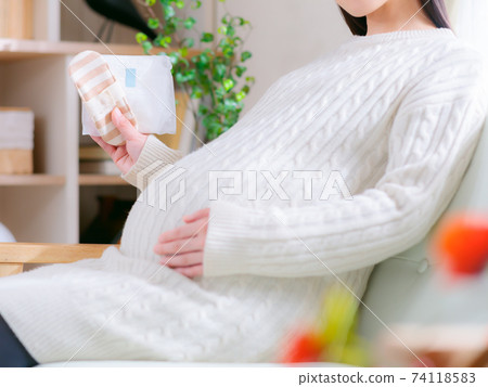 Pregnant women with napkins Cloth napkins Paper napkins 4: 3 74118583